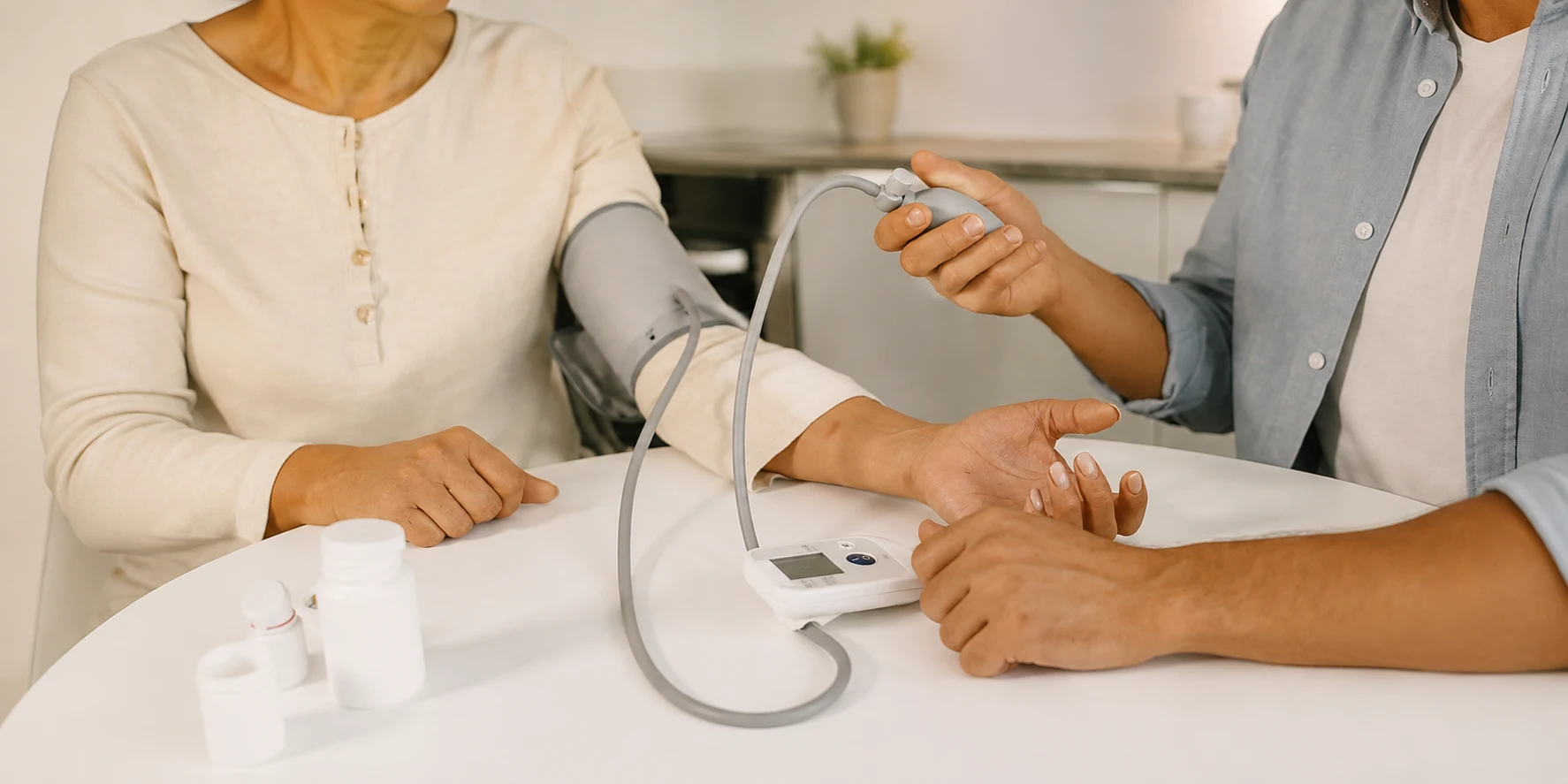 Cuidados domiciliares: Medico cuidando al paciente